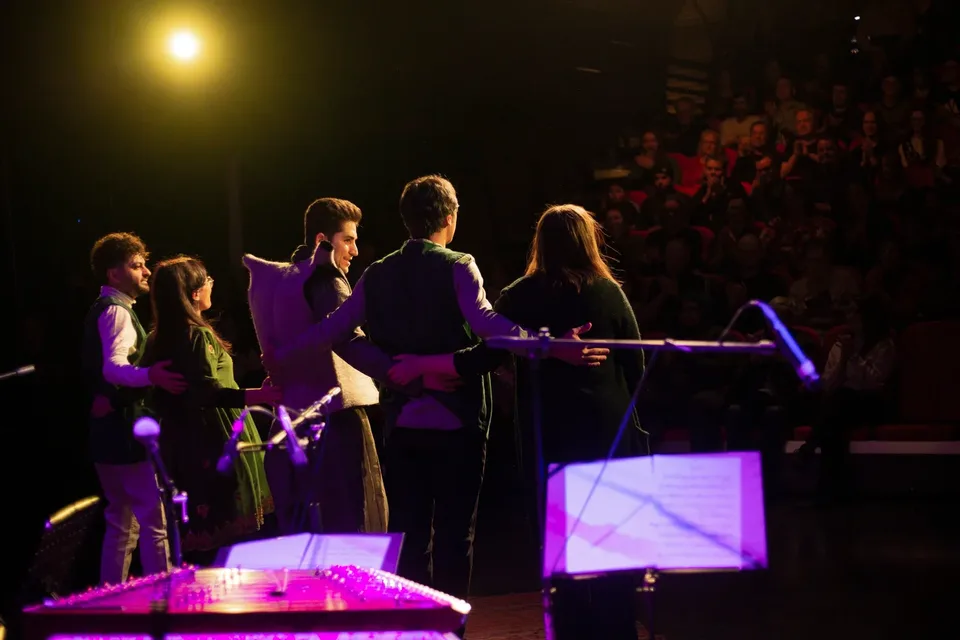 Hawraman Music Group taking a bow together in front of the audience