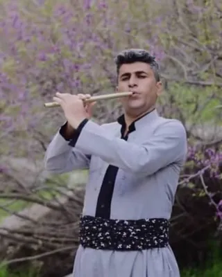 Arash Sohrabi playing Shmshal outdoors.