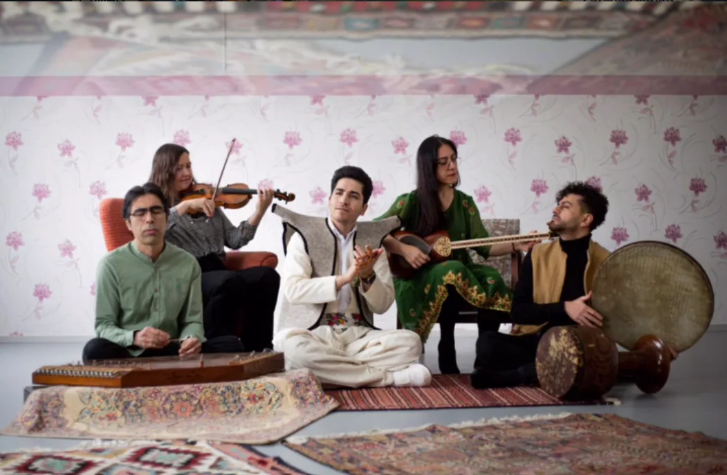 Farshad Sanati performing with an ensemble.