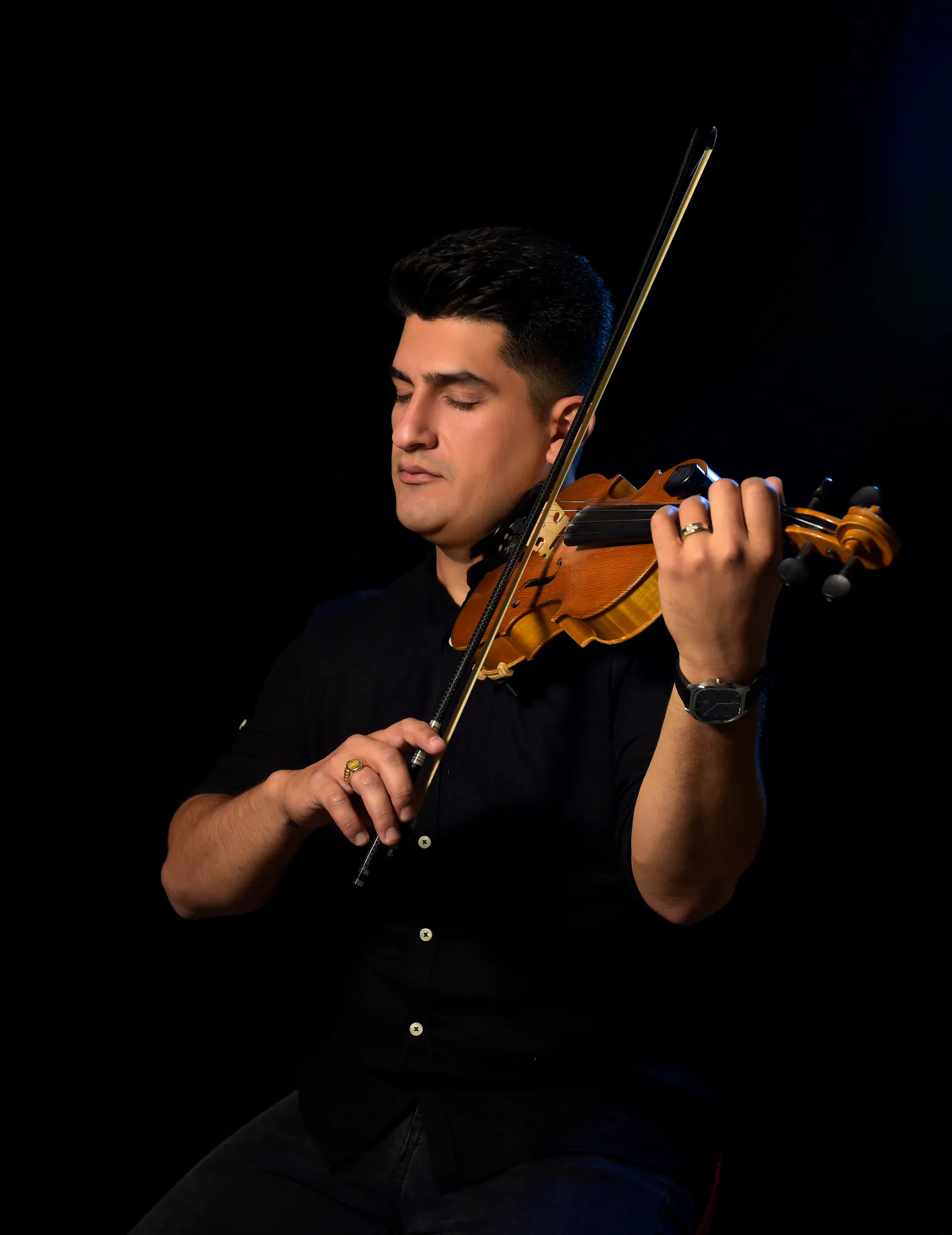 Kasra Kaveh performing on violin.