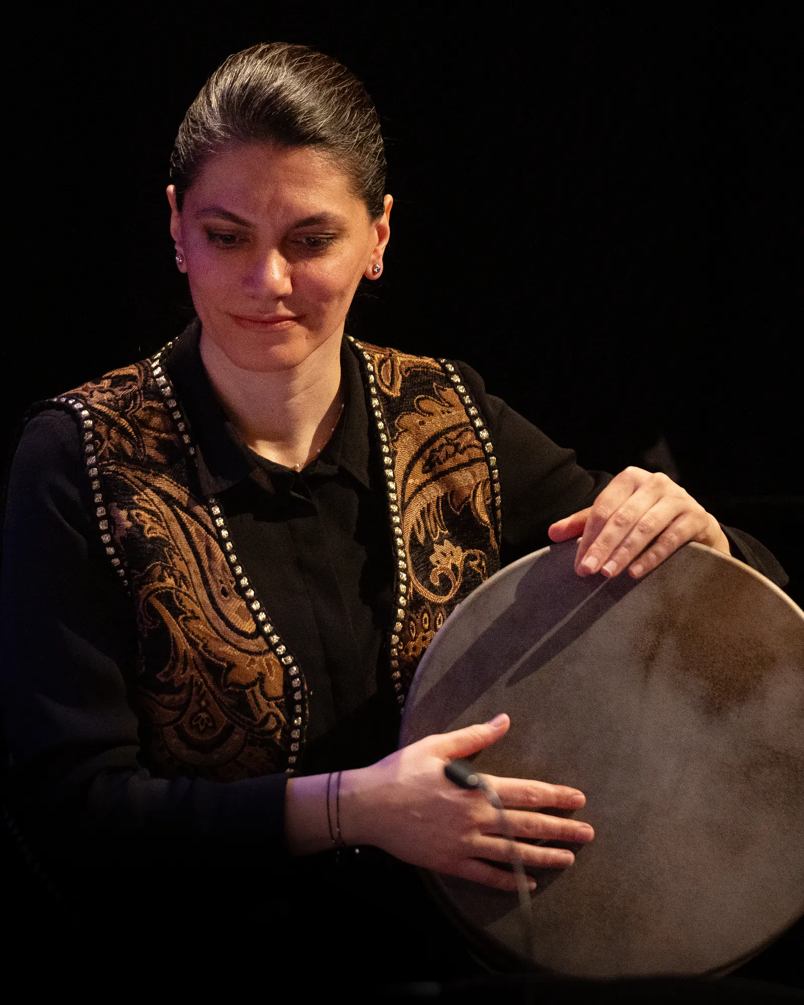 Sara Fotros performing on Daf.
